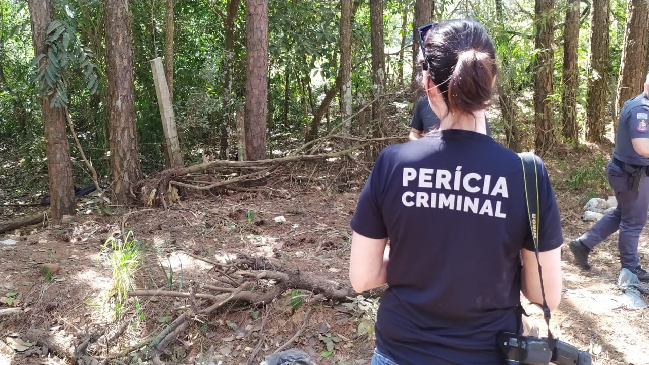 Foto: Maycon Maximino/São Carlos Agora/Perícia criminal no local onde parte do corpo foi encontrado na represa do 29